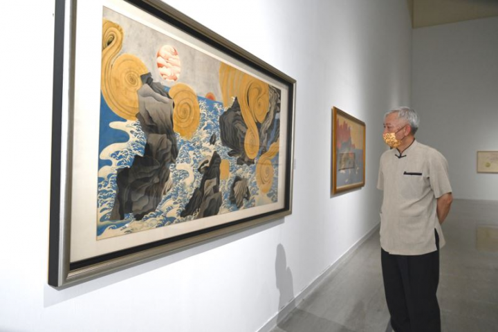 國美館長梁永斐參觀展覽情形