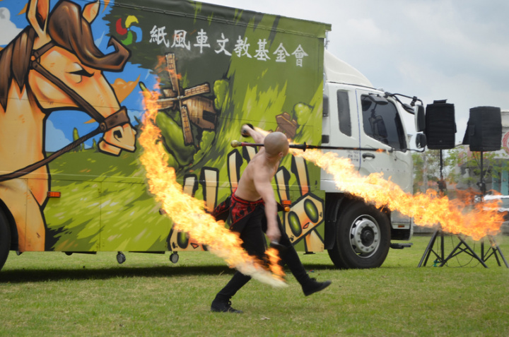 「紙風車台灣鄉村卡車藝術工程」22日晚間7時將在嘉義縣大林鎮魔幻公園旁空地舉辦2022春藝趣首場演出，14日在嘉義縣府前舉辦記者會，「即將成真火舞團」團長蔡宏毅帶來精彩表演。