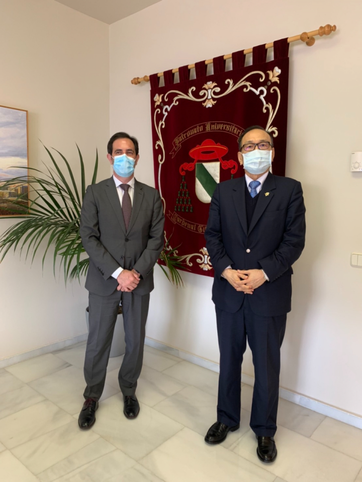 劉大使與Cuenca校區副校長César Sánchez合影