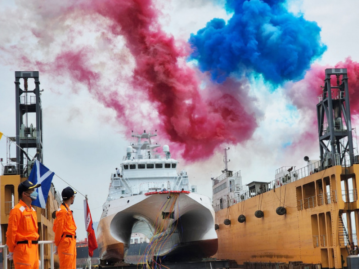 海巡署第5艘600噸級安平級巡防艦CG606，8日由高雄市長陳其邁命名「八里艦」，以水上浮塢方式展現下水磅礡氣勢。