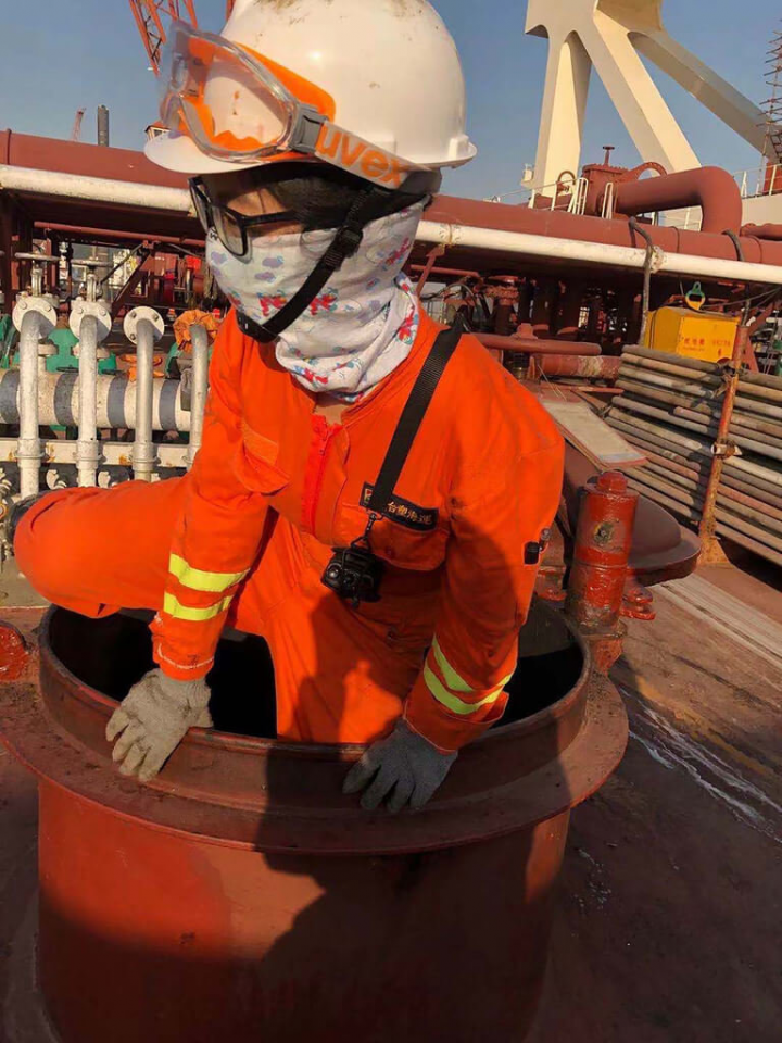 交通部航港局鼓勵年輕人投入航海工作，15日在例行記者會中介紹10年前通過航海人員測驗的廖麗蓁，如今已晉升為超級油輪（VLCC）大副，她未來還希望朝船長目標邁進。（航港局提供）