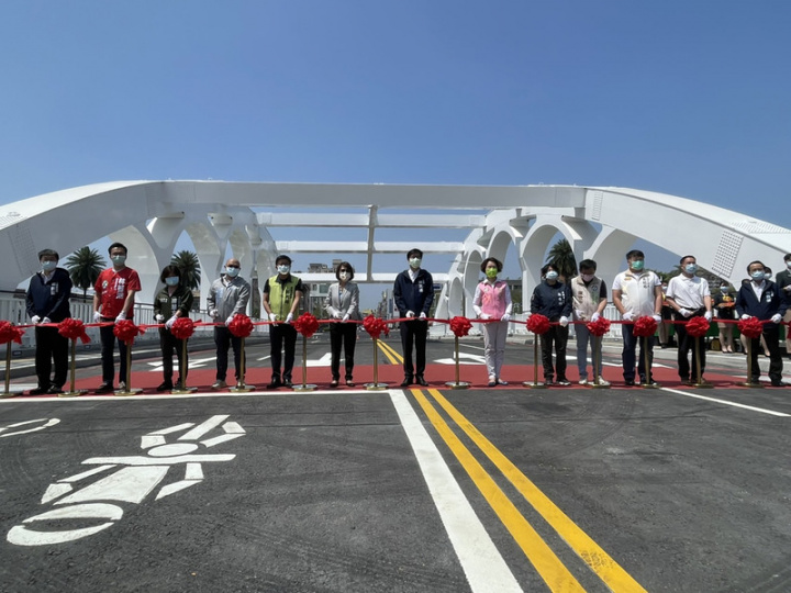 銜接高雄鳳山五甲與前鎮草衙的海邦橋15日上午舉行通車典禮，高雄市長陳其邁（中）等人出席剪綵。