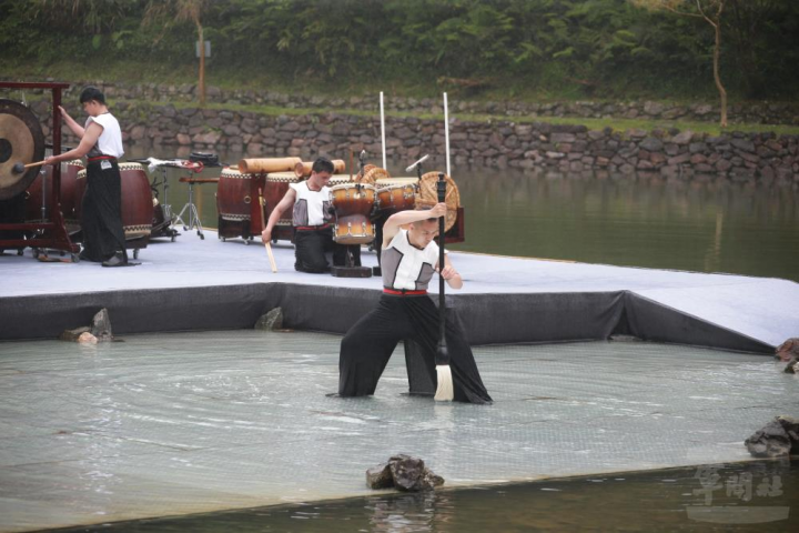 十鼓擊樂團引入筆、墨、山水概念，融合山景視覺、武俠鼓樂與肢體律動，呈現視聽覺饗宴。（力麗觀光提供）