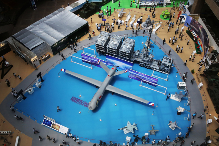 由國家中山科學研究院研製的騰雲二代機，於民國108年在台北國防工業展中首度亮相，其性能相較一代機均有提升，已在111年3月中旬通過第一階段研發測評。