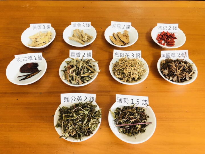 衛生福利部朴子醫院中醫科配合中央對抗COVID-19病毒防疫政策，特別設計一帖「防疫安心茶」，提供民眾到中藥行購買藥材煮飲，強化自身免疫力。（朴子市天安堂中藥行鄭權宏提供）