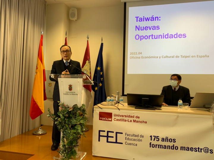 劉大使以「臺灣，新契機」為題為Cuenca校區逾100名師生演講