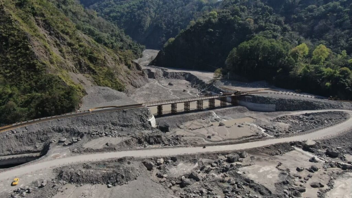 明霸克露橋搶修工程，新設近100公尺鋼便橋，於111年2月完工。（公路總局甲仙工務段提供）