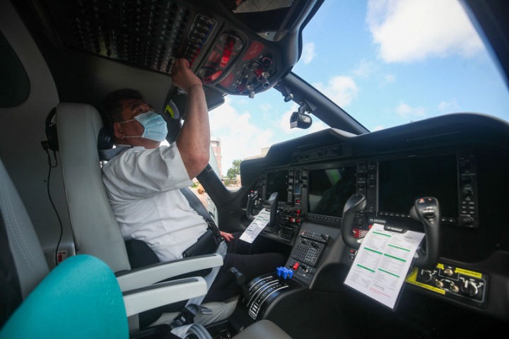 安捷航空進軍觀光旅遊市場，首波主打台東空中遊覽 行程，推出包括花東縱谷、東部海岸及綠島3條路 線，盼用全新角度帶領旅客體驗台東之美，28日首 航。圖為飛航組員紀森烈確認飛機狀況。