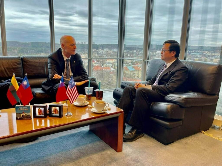 美國參議員史考特（左）21日下午拜會駐立陶宛台灣代表處，是首位拜訪駐處的美國國會議員。駐立陶宛代表黃鈞耀（右）說，史考特支持台灣與立陶宛發展關係，也重視台美關係強化。（駐立陶宛台灣代表處提供）