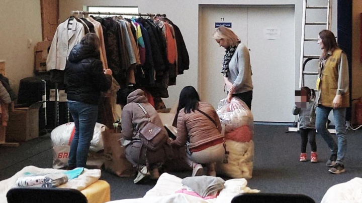 為了安置從烏克蘭逃到波蘭避難的烏國難民，波蘭開放許多難民收容所，許多波蘭家庭自動承擔起照顧與安置烏國難民在自己住家的關懷（圖為波蘭波茲南收容中心）。