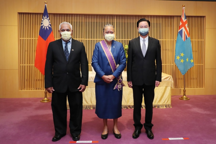 外交部長吳釗燮（右）與吐瓦魯國駐台卸任大使涂莉梅（Limasene Teatu）（中）及涂大使夫婿涂司亞（Siaeki Teatu）合影（左）。