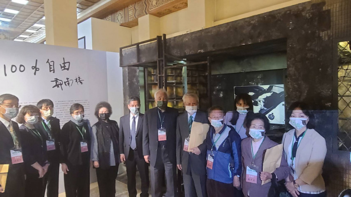 包括監察院長陳菊、文化部長李永得、總統府資政姚嘉文、鄭南榕夫人葉菊蘭及女兒鄭竹梅等相關政治受難者前輩與家屬，在還原鄭南榕當年自焚辦公室的展覽現場前合影。