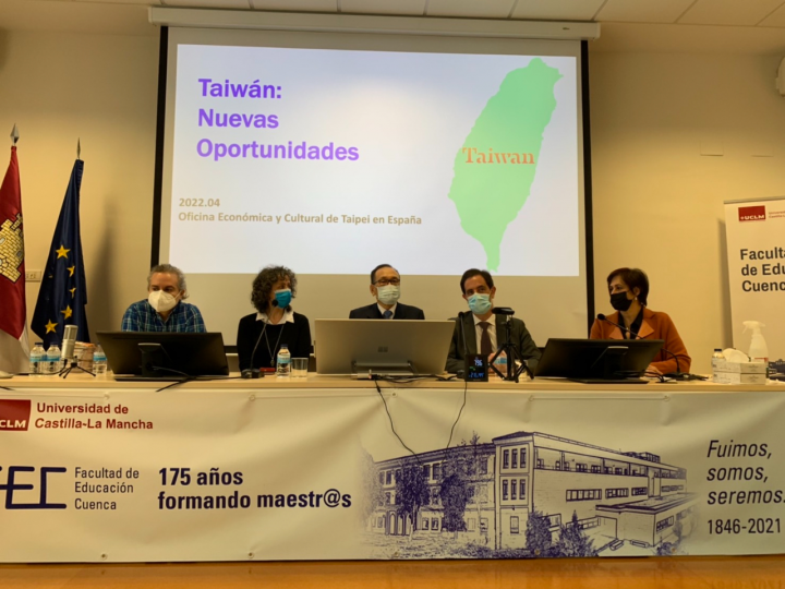 1 劉大使與Cuenca校區副校長César Sánchez(右二)、教務長María Jesús Pardo(左二)、教育學院院長Ana Rosa Bodoque(右一)等共同主持演講及研討會開幕