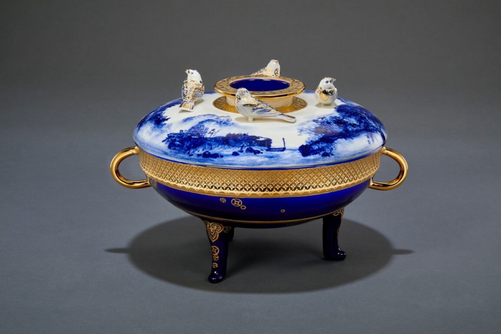 藝術家卓麗秋將青花瓷加入金屬元素，創作出作品「旋山迴壑」，將在中正紀念堂舉行個展。（中正紀念堂提供）