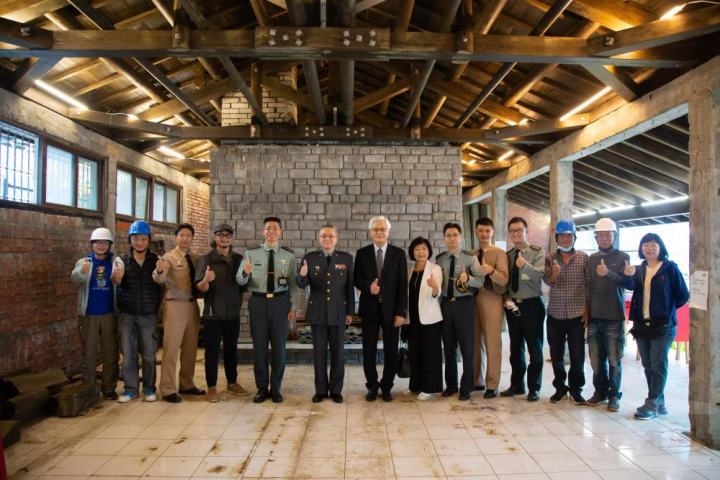 國防醫學院查院長、與會貴賓及官兵代表合影。