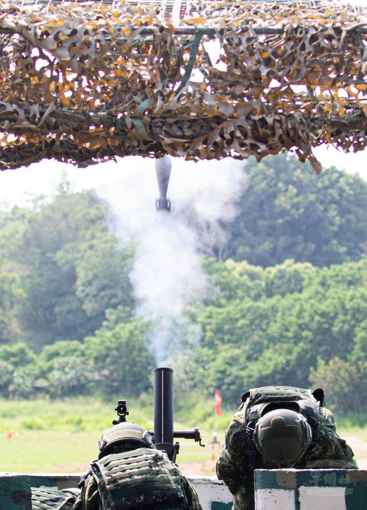 陸軍步兵104旅「新制14天教育召集訓練」，召員實施81迫砲訓練模擬彈射擊。