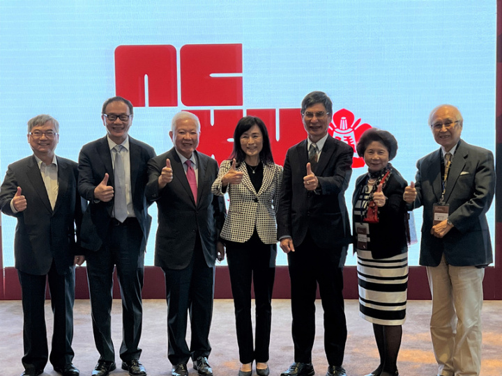 成功大學1日在台北舉辦國際記者會，公布「國際識別形象系統」，新的識別系統，保留許多經典元素，包括鳳凰花與刻有「成大」2字師鐸組成的校徽，以及紅、灰配色等，校長蘇慧貞（中）、國際校務諮議委員會主席陳良基（右3）等人開心合影。