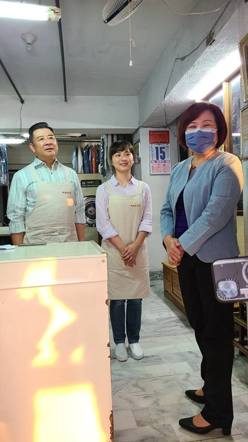 阿春部長慰問拍片演員 提醒注意安全