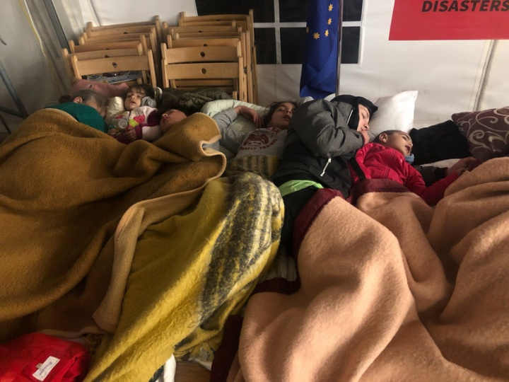 王芮緹感慨難民兒童的童年回憶都是戰爭他只能自掏 腰包買些巧克力、糖果幫助難民兒童。 （王芮緹提供）