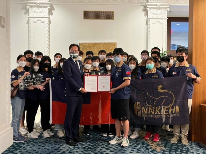 Taipei Economic and Cultural Office in Houston Director-General Robert Lo (羅復文) poses with Taiwan's youth delegation to the FIRST Championship. Photo courtesy of the Taipei Economic and Cultural Office in Houston April 25, 2022
