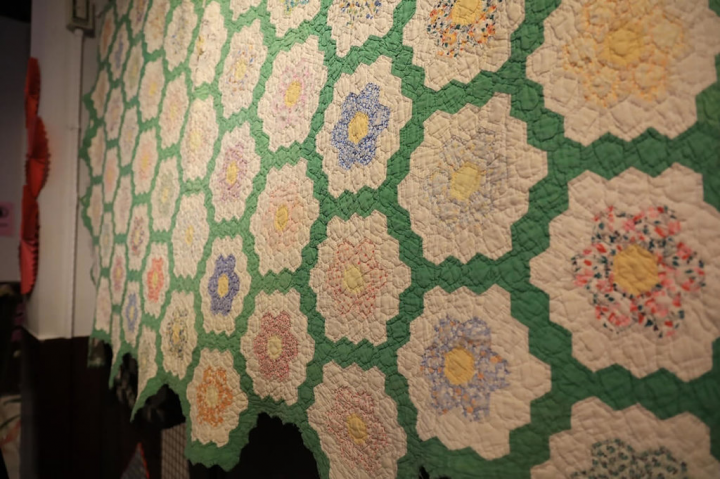 蓮縣拼布藝術協會「布藝針情、縫畫吉安」會員聯展在吉安鄉好客藝術村展出，其中一件富有歷史價值的拼布被，完成至今已有117年的歷史，由六角形圖案規律組成名為「祖母的花園」，是美籍婦人Lynn Opitz-Hsiao拿出傳家寶來參展。（吉安鄉公所提供）