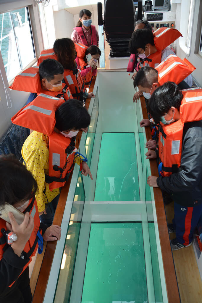 提供民眾體驗與學習機會。（編輯：李錫璋）1110409  國立海洋科技博物館打造研究船「潮境方舟1號」日前已運抵海科館，17日將舉行啟航儀式，船體長約12.8公尺，寬約3.6公尺，吃水深約0.5公尺，並在船底設有玻璃觀察窗，可讓民眾觀察海洋生態環境。（海科館提供）