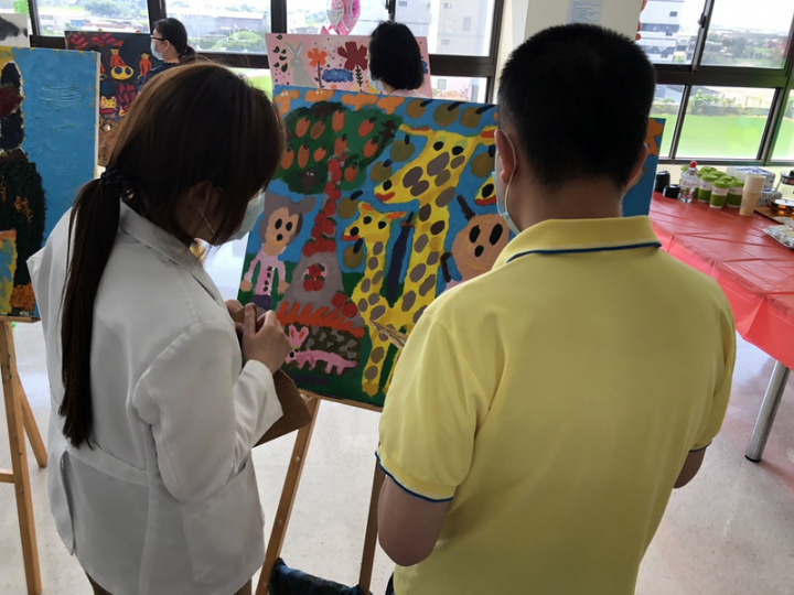 李綜合醫療社團法人美德醫院在2014年間創立藝術團體，以多元化具有創作力的藝術課程，讓精神病患者在社工以及美術老師的指導下，透過畫筆揮灑內心世界。