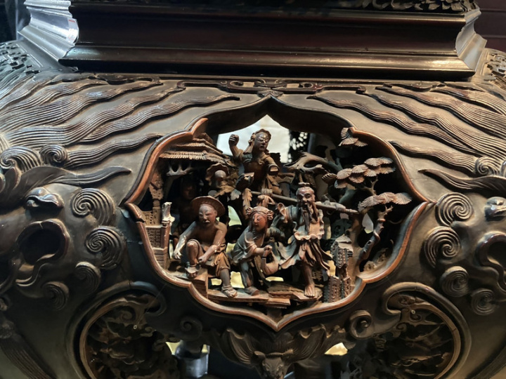 台北市定古蹟陳天來故居3樓有一座雕刻精美、繁複的六角牡丹曲足鑲嵌人物高香几，專家指出，這座香几上層鑲嵌以狗骨仔雕刻的三層內枝外葉六堵刀馬人物。