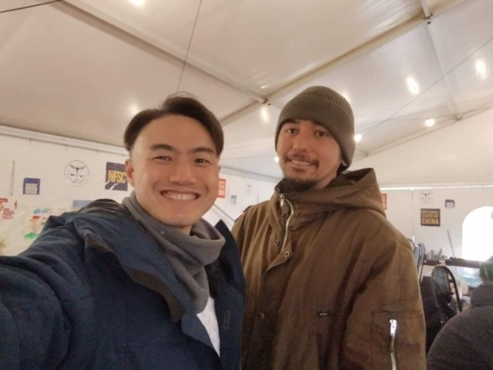 王芮緹在波蘭邊境米狄卡難民營遇見台僑王楠穎，並 以沉重心情親自送王楠穎穿越邊境加入烏克蘭海外志 願軍。 （王芮緹提供）