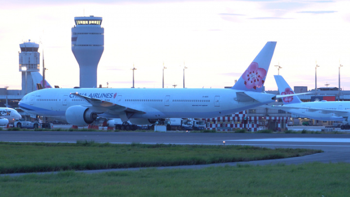 桃園國際機場舊塔台使用逾40年，交通部民用航空局飛航服務總台將於13日起執行拆除計畫，因新、舊塔距離僅30公尺，施工要非常小心，其中主體將花45天慢慢拆除。（民航局提供）