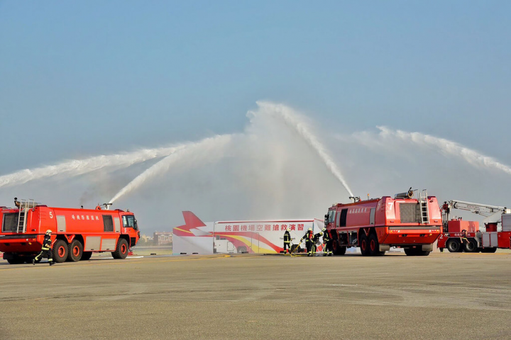 桃園國際機場公司27日宣布將舉辦航空專業消防員招募甄選，預計招募18人，報考民眾多益測驗需有350分以上，報考後並需參加預定於7月初舉辦的體能測驗。（桃園國際機場公司提供）