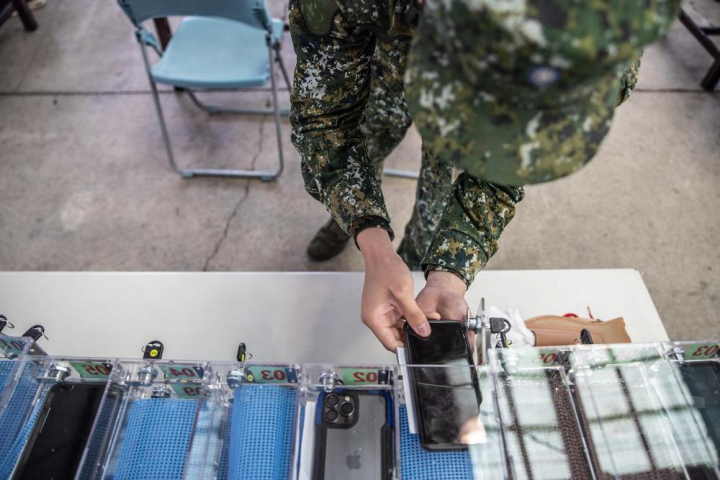 隨身物品安全檢查後，幹部將召員手機統一保管，僅提供開放時間時使用。