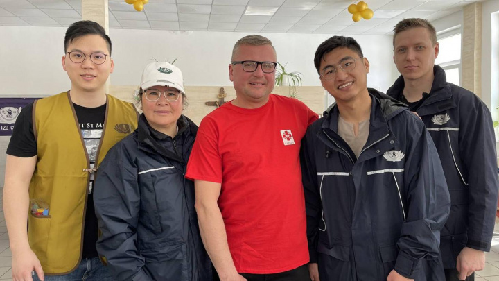 左二為擁有國際賑災經驗的慈濟德國志工陳樹微師姊。在波蘭醫學大學進修的慈濟大學校友Joey(右二)加入共善行列與張淑兒分工合作。