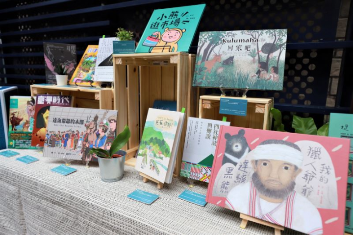 記者會現場展示文化部17個附屬館所辦理走讀活動搭配的文本書籍