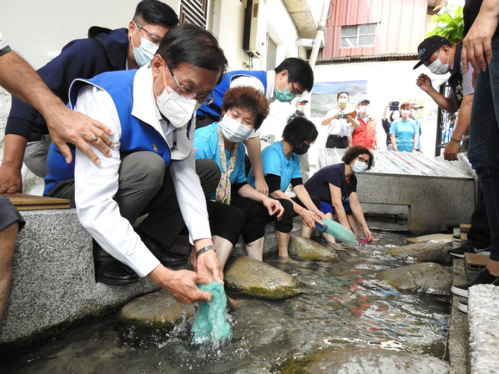  南投縣政府整修南投市百年「龍泉井」，重現古早洗衣場風華，結合巨型藝術牆營造巷弄人文美學新空間，8日熱鬧啟用，縣長林明溱（前左）前往洗衣場體驗。（南投縣政府提供）