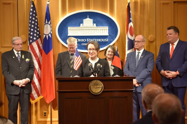 美國俄亥俄州議會20日宣布成立跨黨派「友台連線」，駐美代表蕭美琴（左3）出席記者會並致詞。（駐芝加哥辦事處提供）