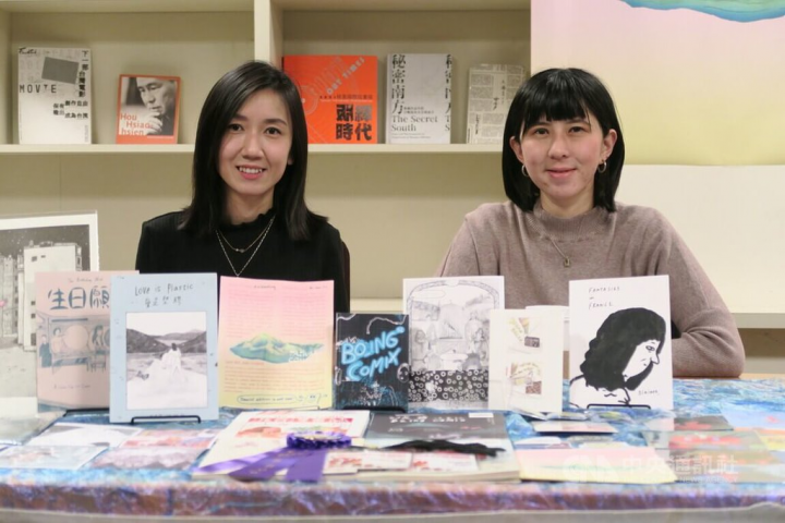 獨立漫畫家房瑞儀（右）、劉倩帆（左）4日帶著別具風格的作品在駐紐約台北文化中心受訪，分享參加2022年紐約漫畫及卡通博物館藝術節心得。