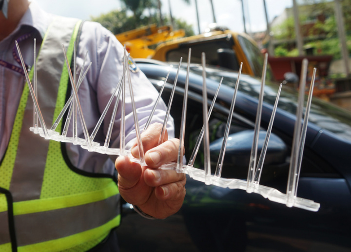 台北市內湖日前因鳥巢引起高壓線路故障發生無預警停電，台電加裝防鳥刺（如圖），降低外物碰觸配電設備。