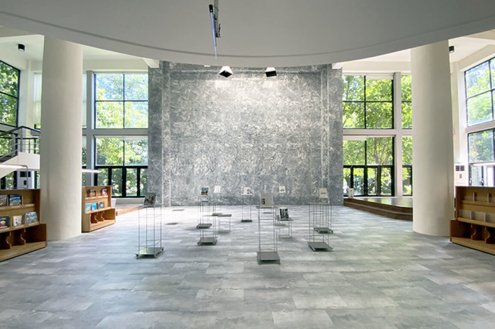 元智大學藝術與設計學系講師洪浩鈞翻新新北市新店高中圖書館，保留原本的大理石牆面並改善採光，並將原來高聳的書架降低，使視線得以穿透，獲德國iF設計獎「建築空間設計」獎項肯定。（元智大學提供）