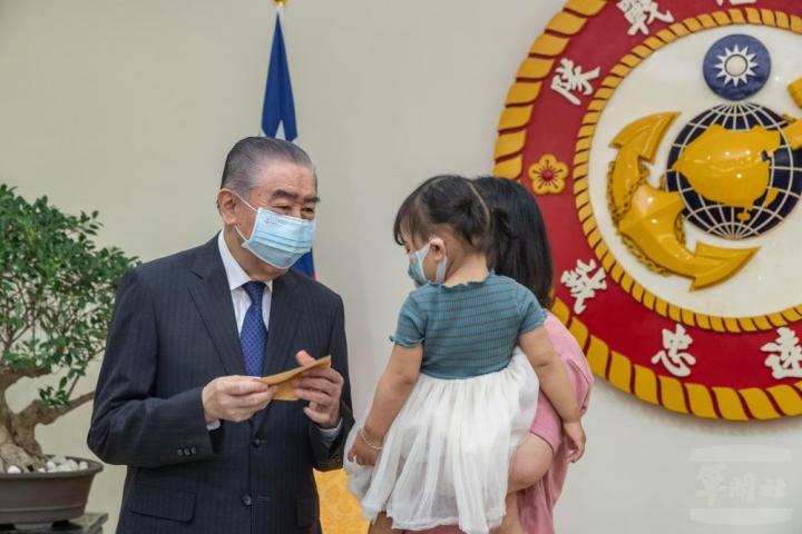 李理事長慰問陸戰隊故陳志榮士官長遺孀，收到感謝卡片。