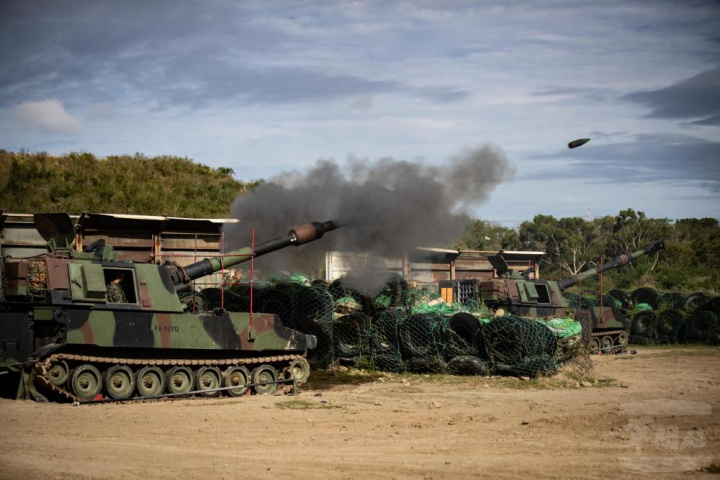 M109A2自走砲對目標區進行射擊。