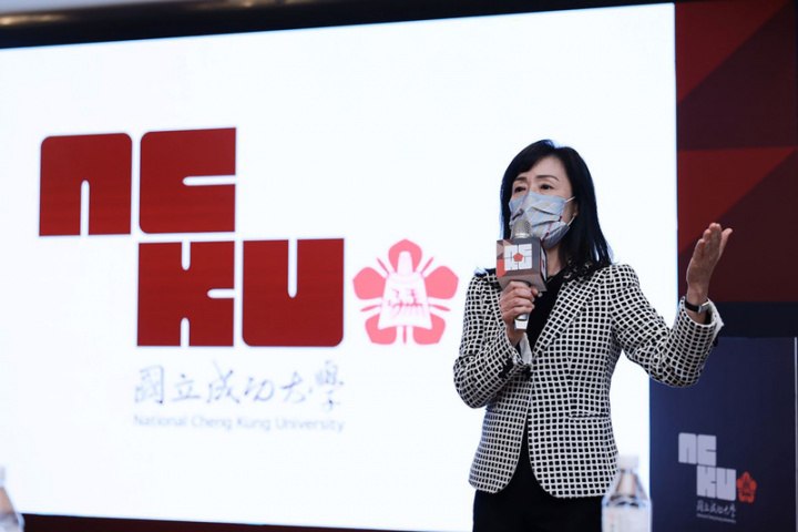  成功大學1日在台北舉辦記者會，公布「國際識別形象系統」，校長蘇慧貞出席，說明成大邁向百年的願景與目標。（成大提供）