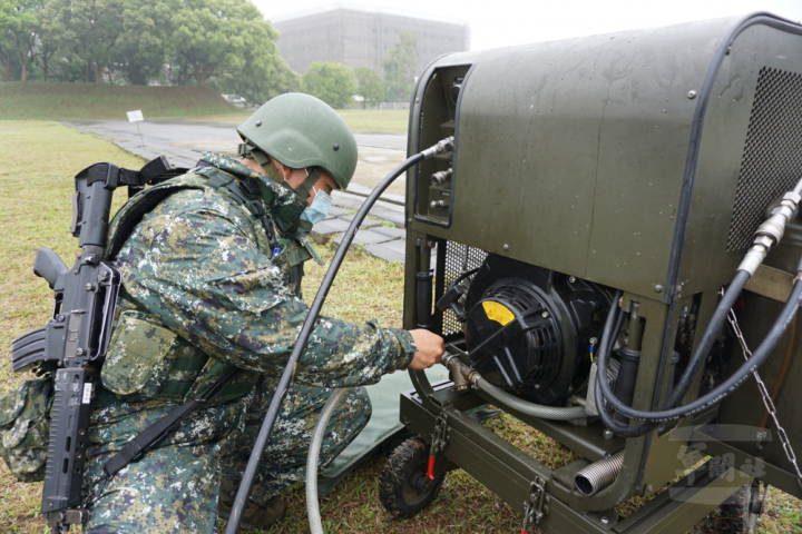 化學兵組裝輕型消毒器。（36化學兵群提供）