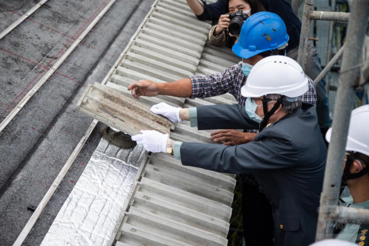 國防醫學院院長查岱龍少將代表為「安齋三號」復瓦。