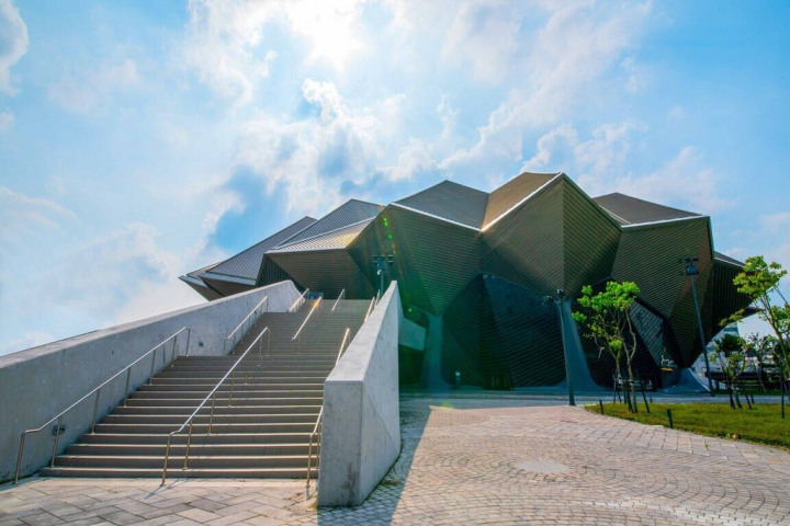 台北流行音樂中心2020年8月開幕，表演廳外觀採山巒意象設計，期許台灣流行樂產業屢創高峰。（台北流行音樂中心提供）