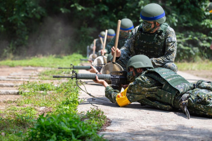 新竹後備旅召員們，實施編制武器射擊訓練