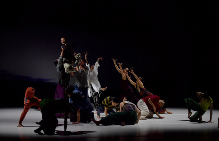 雲門舞集藝術總監鄭宗龍打造全新作品「霞」，15日起將啟動台北、台中、高雄3地巡演，7日在淡水雲門劇場進行彩排，曝光精彩片段。