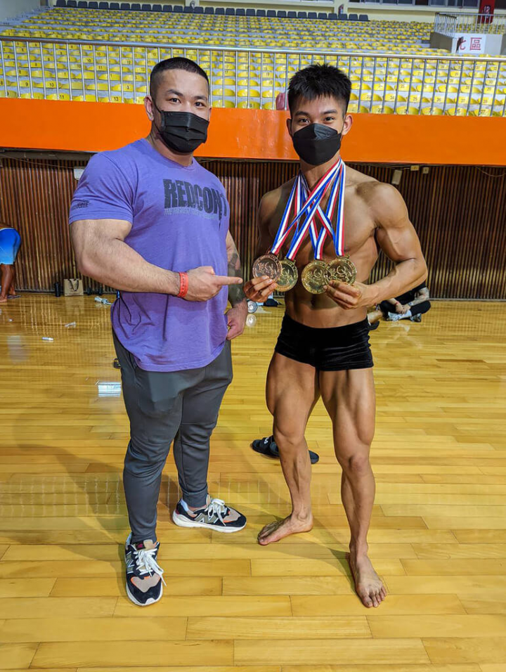 花蓮健美選手王子承（右）在110學年度全國中等學校健美健身錦標賽「古典健美組」，榮獲高中男子健美組超過75公斤級第1名、高中男子古典健美組18歲級第1名、高中男子形體組超過174公分級第1名，有「最強高中生」之稱。（民眾提供）