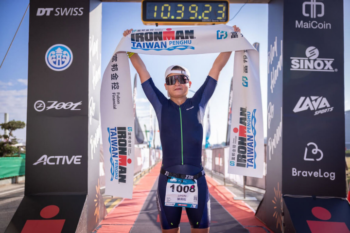 2022 IRONMAN Taiwan澎湖國際鐵人三項賽自10日清晨展開，比賽結果下午出爐，女子組由國內好手陳俐妘以10小時37分9秒成功坐上后座。（LAVA台灣鐵人三項公司提供）