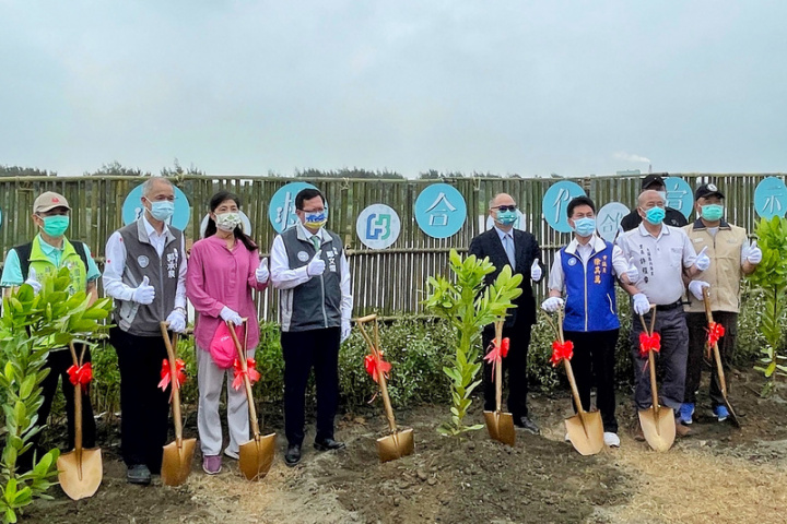 桃園市長鄭文燦（左4）與富邦金控總經理韓蔚廷（左5）等人25日共同種植瓊崖海棠，雙方將以大園區許厝港濕地為示範場域，未來除以多種類、多層次密植混合方式，也選擇抗鹽、抗旱、抗風樹種，形成生態複層林，攜手打造濱海綠色生態走廊。